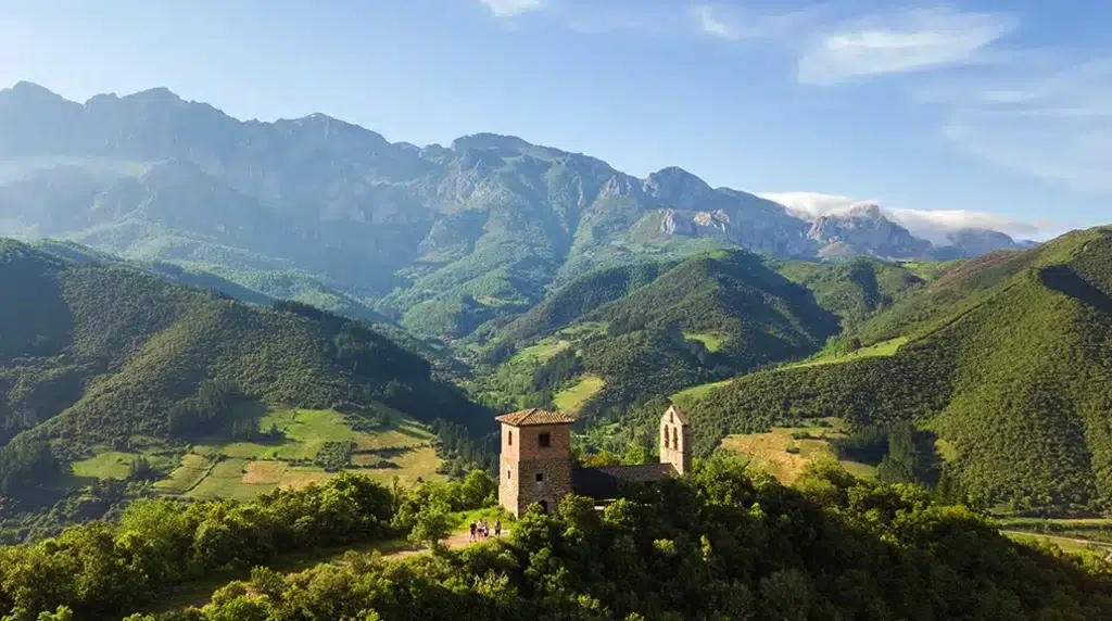 El monasterio de Santo Toribio de Liébana (Cantabria). Por jon chica.