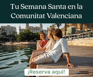 Tres jóvenes adultos sentados en un muelle de madera junto al agua, sonriendo y hablando, con edificios urbanos y árboles de fondo. El texto dice: "Tu Semana Santa en la Comunitat Valenciana" y "¡Reserva aquí!".