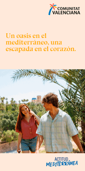 Una joven pareja sonriente se coge de la mano mientras pasea al aire libre entre palmeras, bajo un cielo soleado. El texto dice: Un oasis en el mediterráneo, una escapada en el corazón. Se ven los logotipos de la Comunitat Valenciana y Actitud Mediterránea.