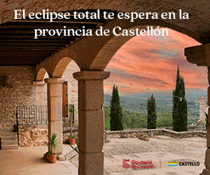 Unos arcos de piedra enmarcan una vista panorámica del campo al atardecer, en la que se divisan montañas y árboles. El texto dice: «El eclipse total te espera en la provincia de Castellón». Debajo aparecen los logotipos de la Diputación de Castellón y de Castelló.