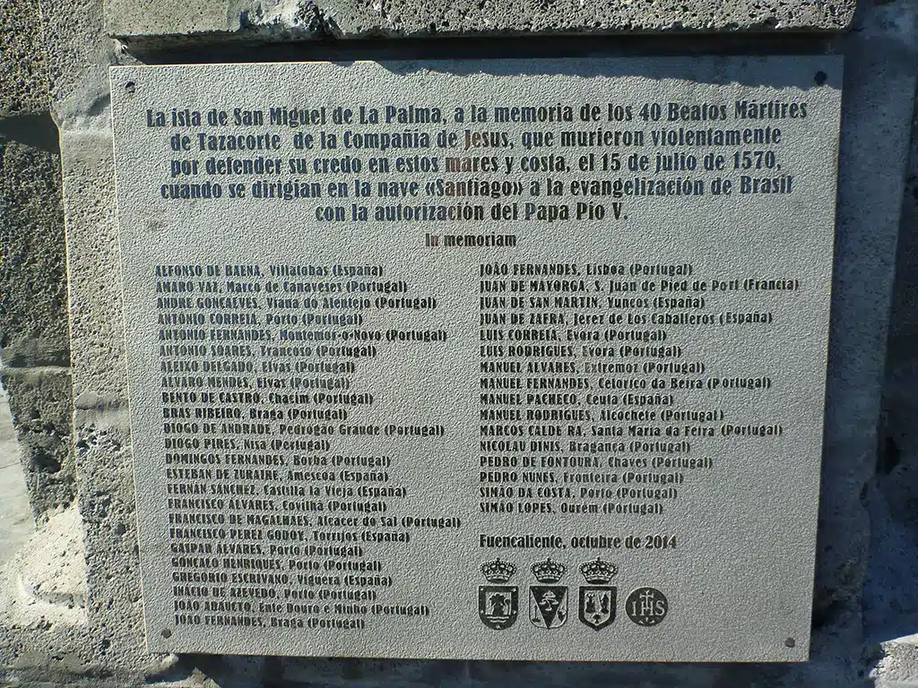 Placa conmemorativa por la muerte de los 40 mártires en el faro de Fuencaliente. Por Wusel007