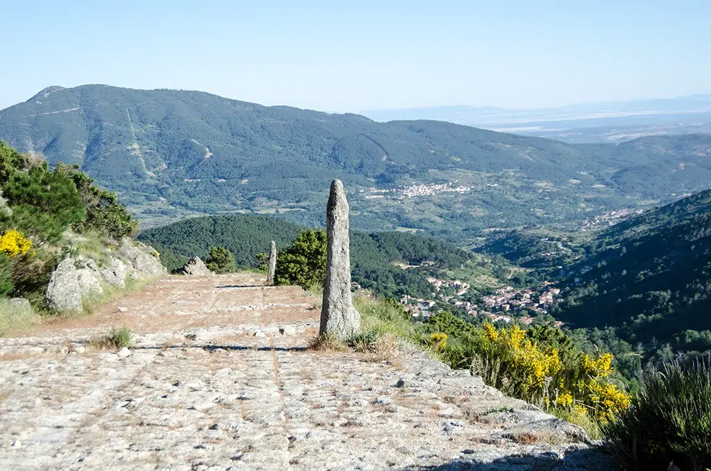 Descenso del puerto del Pico por la antigua calzada romana