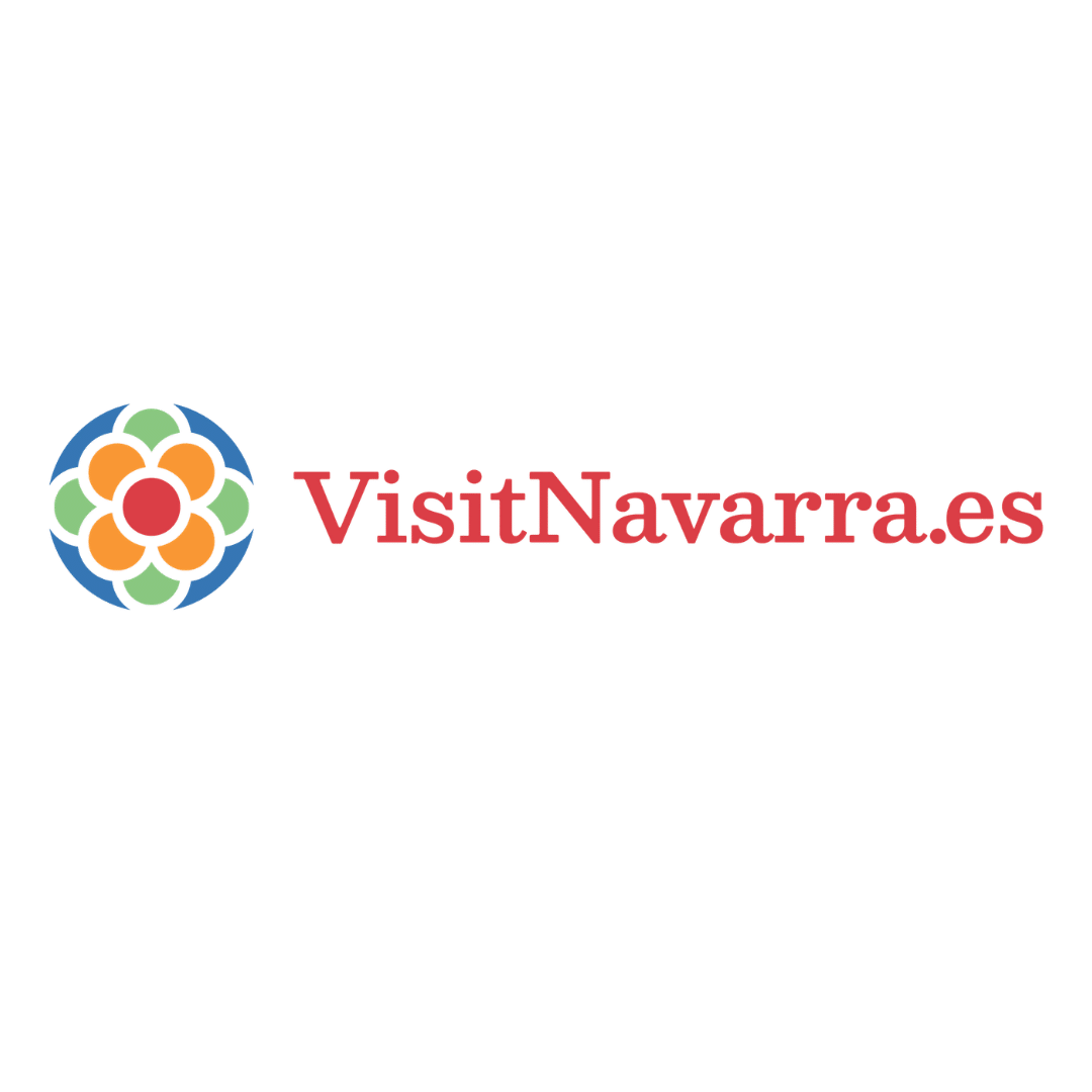 Logotipo con un colorido símbolo de una flor dentro de un círculo azul a la izquierda, y el texto VisitNavarra.es en rojo a la derecha, todo sobre fondo blanco.