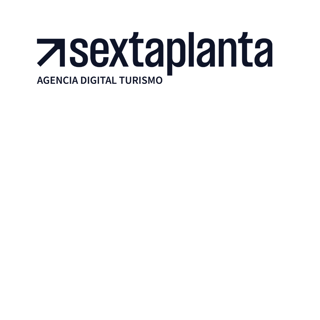Logotipo para sextaplanta con un símbolo de flecha hacia arriba-derecha, texto negro en negrita y el eslogan AGENCIA DIGITAL TURISMO debajo sobre un fondo gris claro.