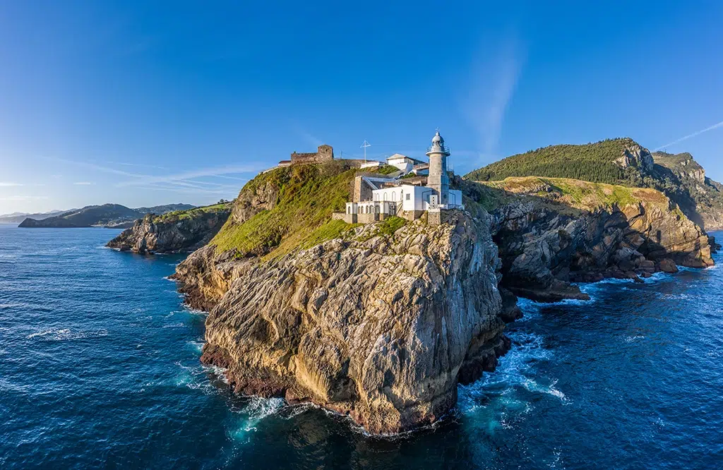 Faro de Santa Catalina en Lekeitio. Por David