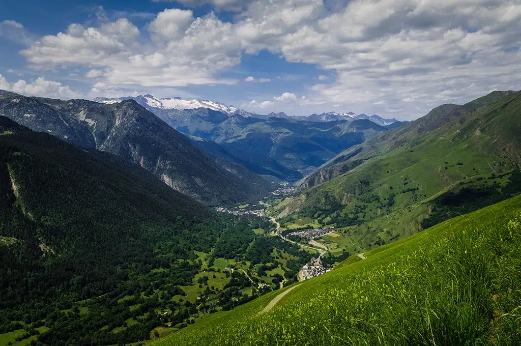 Imagen de los Pirineos con el pico Aneto al fondo. Uno de los paisajes de leyenda de España.