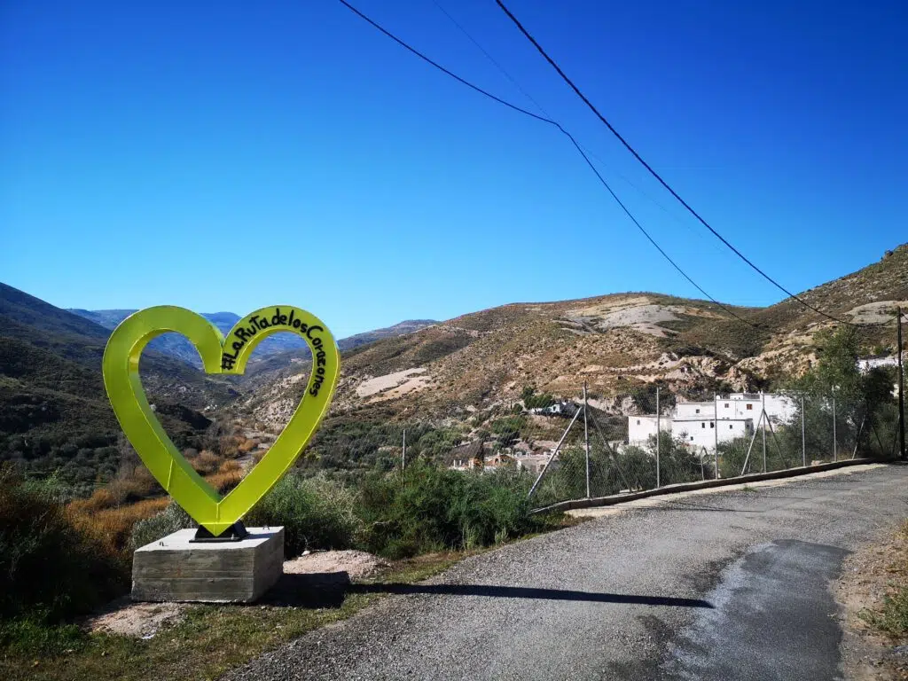 La Ruta de los Corazones de Ugíjar, perfecta para practicar senderismo en pareja.