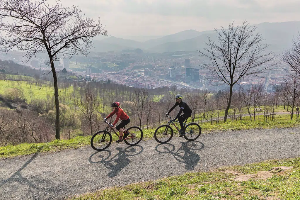 Ruta en bici Bilbao - Artxanda. Por: Turismo de Bizkaia