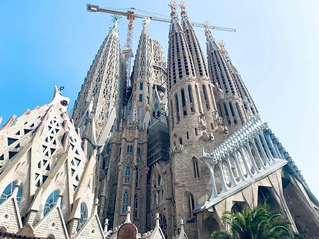 La Sagrada Familia de Barcelona todavía se encuentra en construcción.