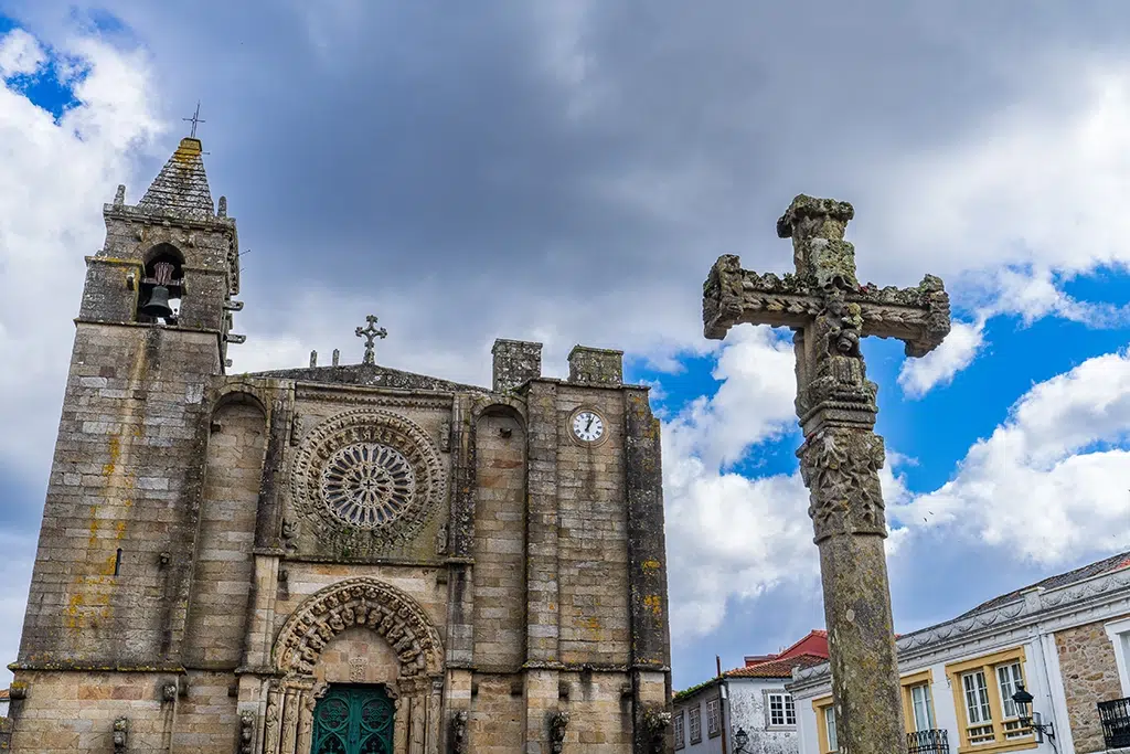 Fachada de la iglesia de San Martiño, en Noia (A Coruña).