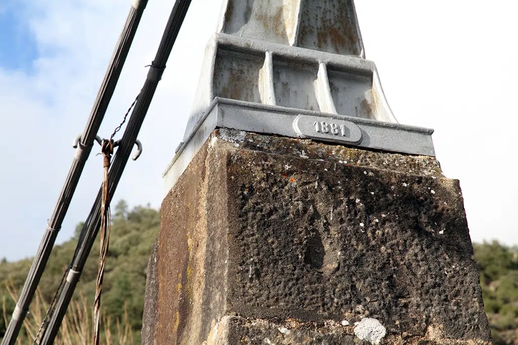 Detalle de las pieza de fundición del año de construcción del puente colgante de Jánovas.