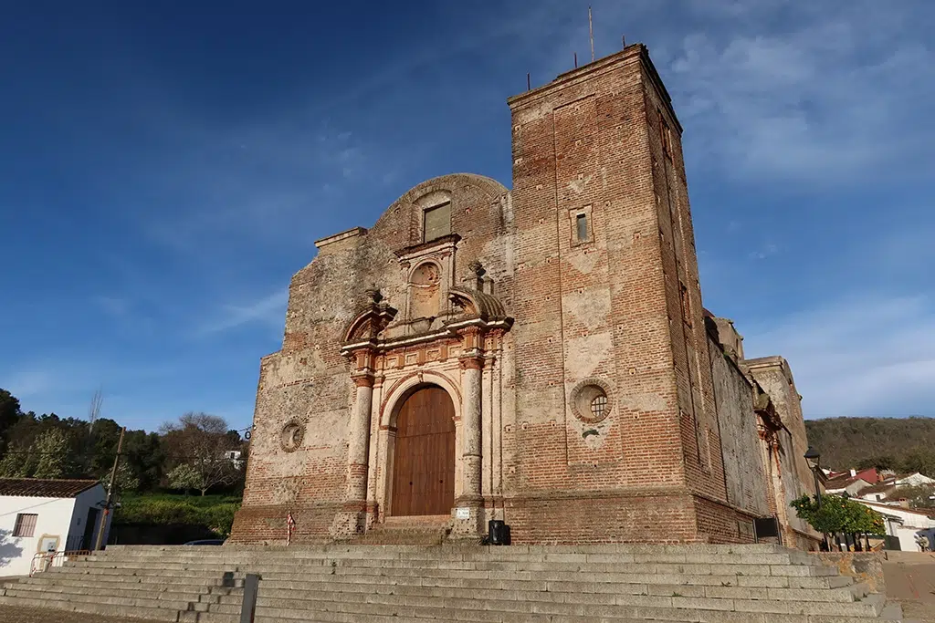 'El Monumento', la iglesia inacabada de Castaño del Robledo (Huelva).