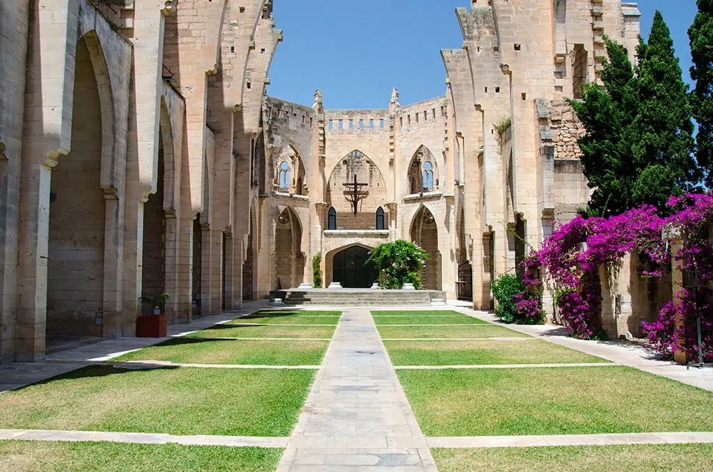La iglesia inacabada de Son Servera (Mallorca), que acoge conciertos y otros eventos, como bodas.