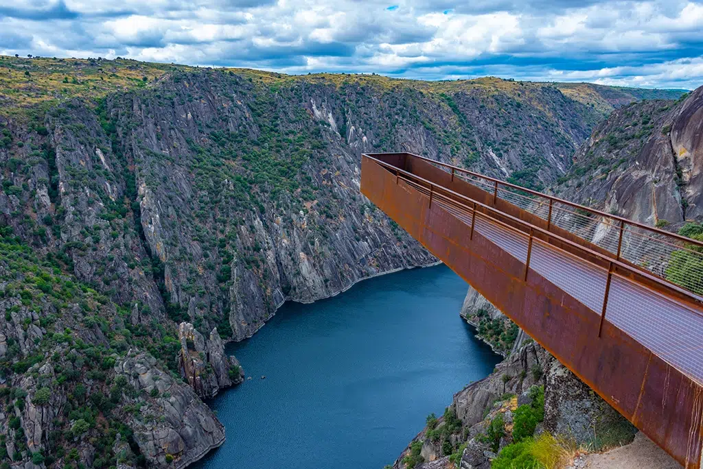 La pasarela en voladizo del mirador del Fraile tiene 12 metros de largo.
