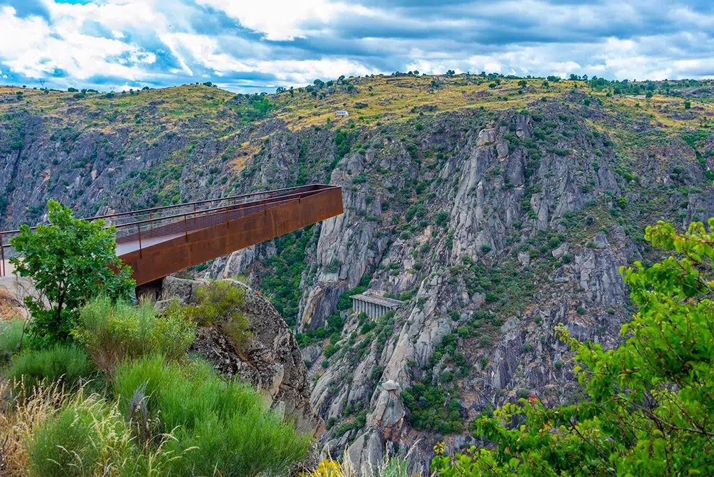 El mirador del Fraile se eleva 300 metros sobre el río Duero.