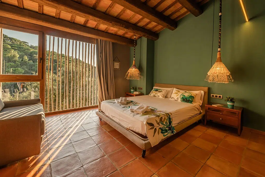 Una de las habitaciones de Can Ferriol. Todas ellas cuentan con baño privado.