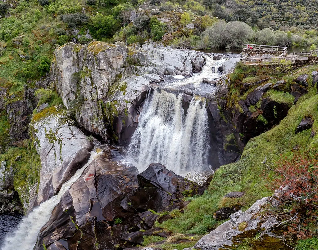 El Pozo de los Humos, espectacular cascada de 50 metros cerca de Aldeadávila de la Ribera.