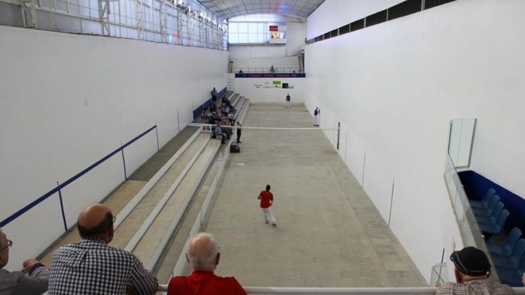 Partida de pelota valenciana en el trinquet de Pelayo de València. Por Raquel Andrés