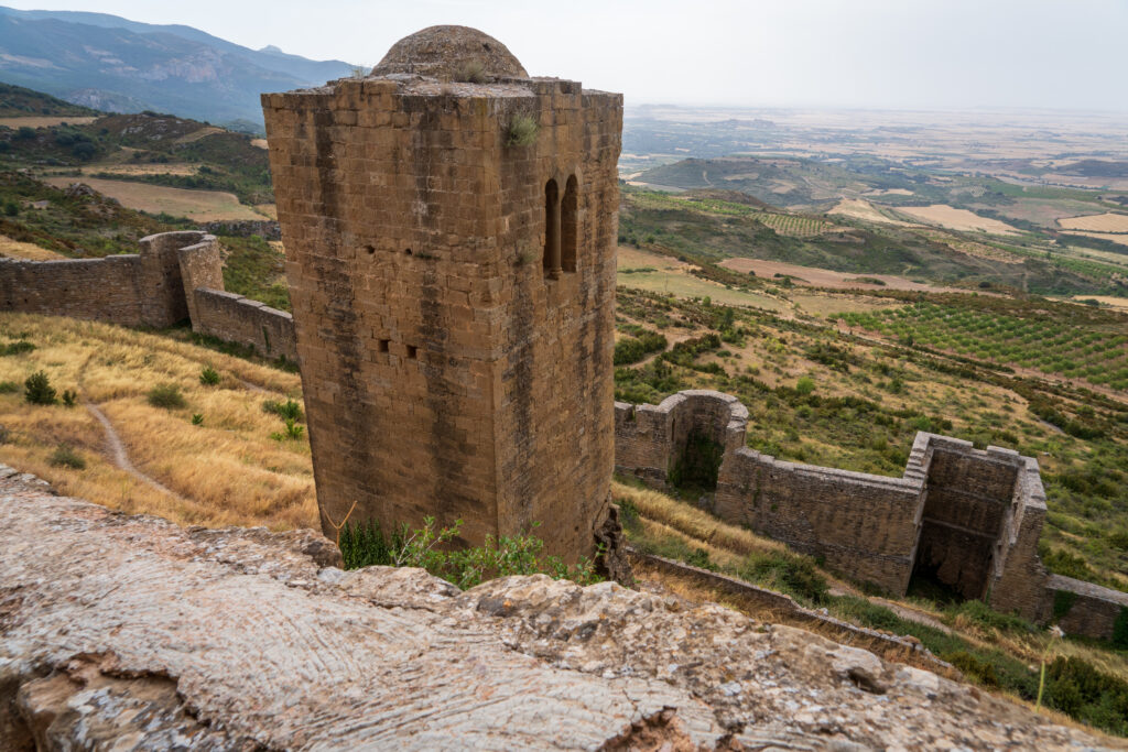 Panorámica desde el interior del Castillo de Loarre, en Huesca, Aragón. Por Zack Frank