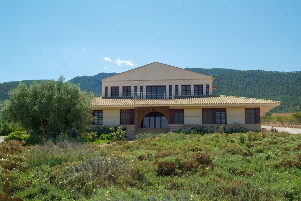 Bodega Casa de la Ermita, a los pies del Parque Regional de la Sierra del Carche. Por M. Cuadro