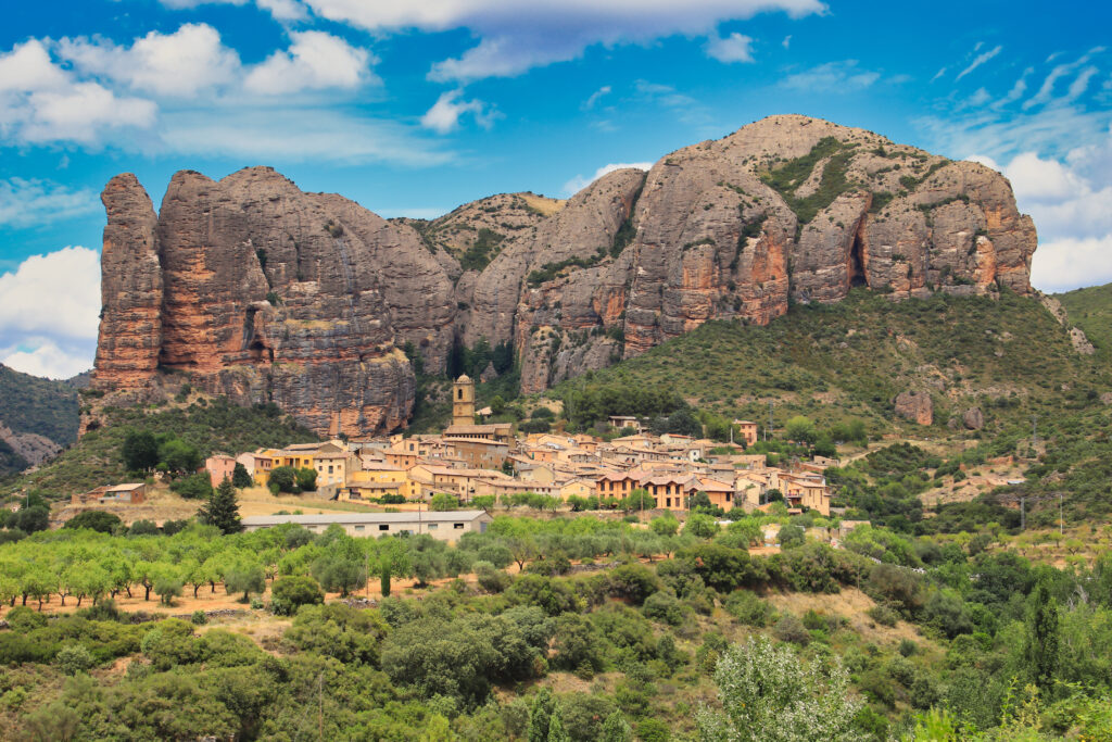 Pueblo de Agüero, a los pies de los Mallos de Agüero de Huesca, en Aragón. Por Migeli Barrios