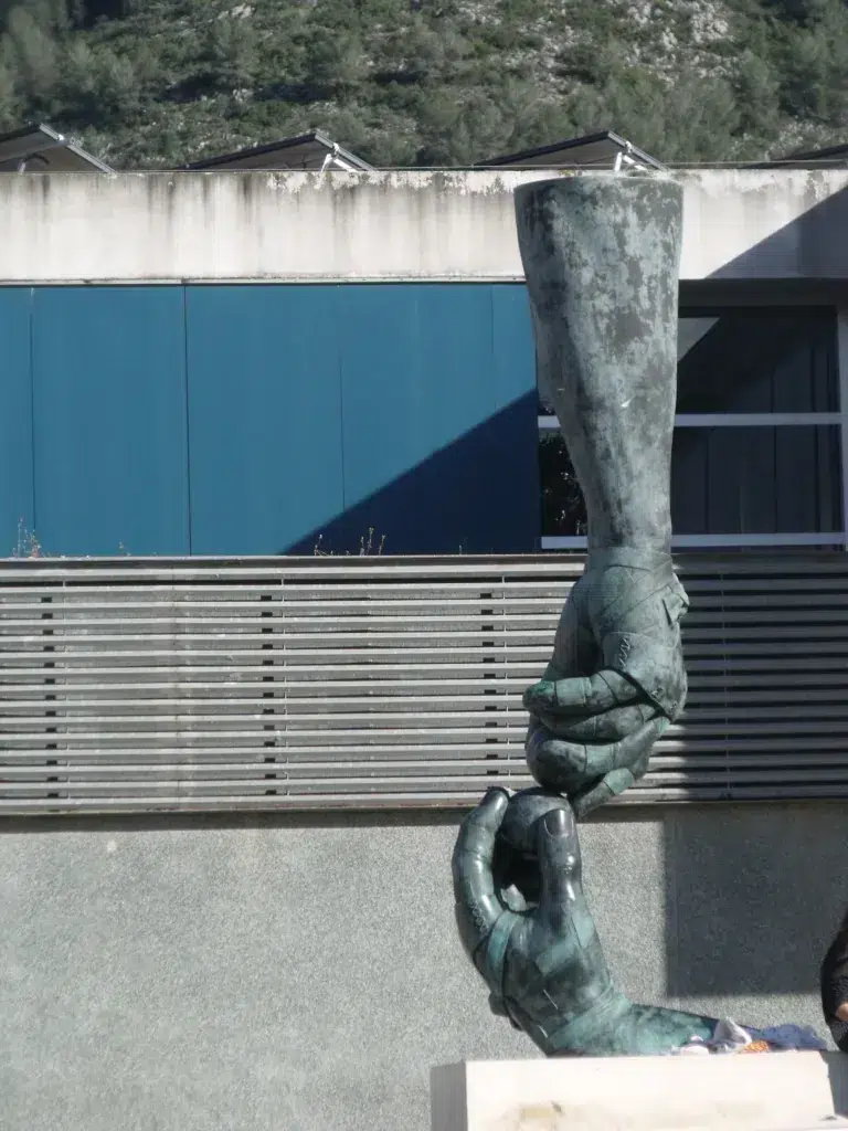 Monumento al pelotari delante del CEIP de Genovés