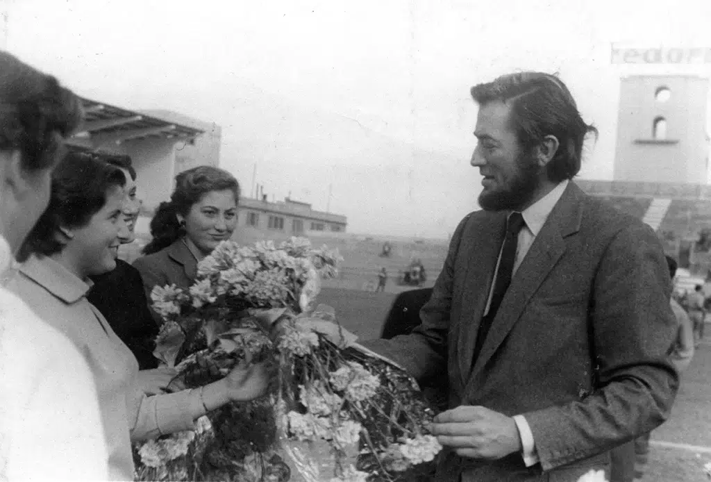 Gregory Peck rodeado de fans