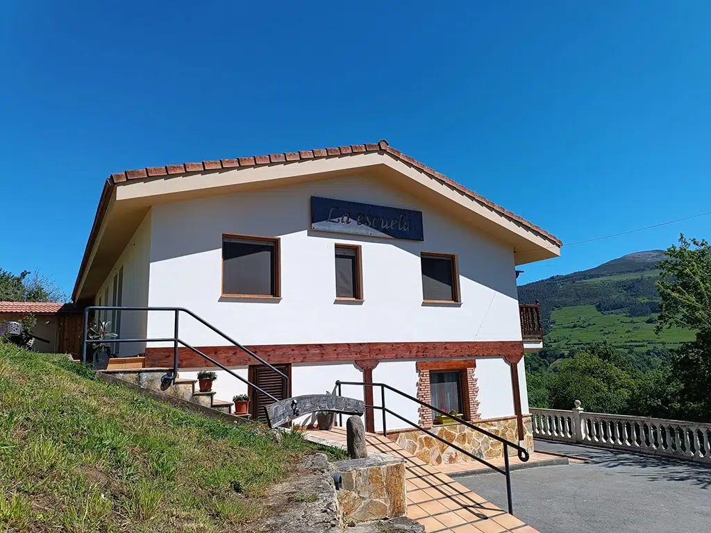 Antiguas escuelas reconvertidas en alojamiento rural. Apartamentos La Escuela en Corvera de Toranzo (Cantabria).