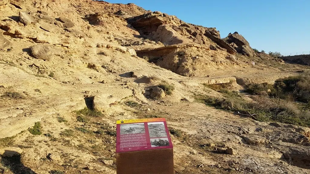 Imagen de la Ruta Robert Capa de Aitona, con un panel informativo en primer término.
