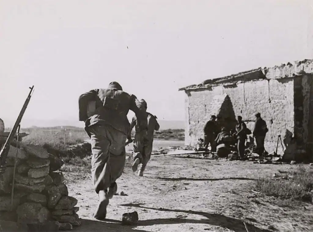 Milicianos tomando posiciones durante la batalla del Segre.
