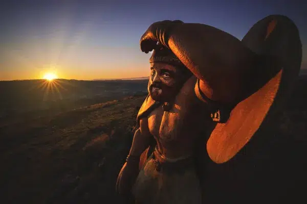 El atardecer parece sorprender a Breogan en la cima del Monte Viso (Santiago de Compostela).