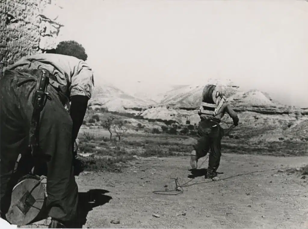 Milicianos tendiendo un cable de comunicaciones durante la batalla del Segre.