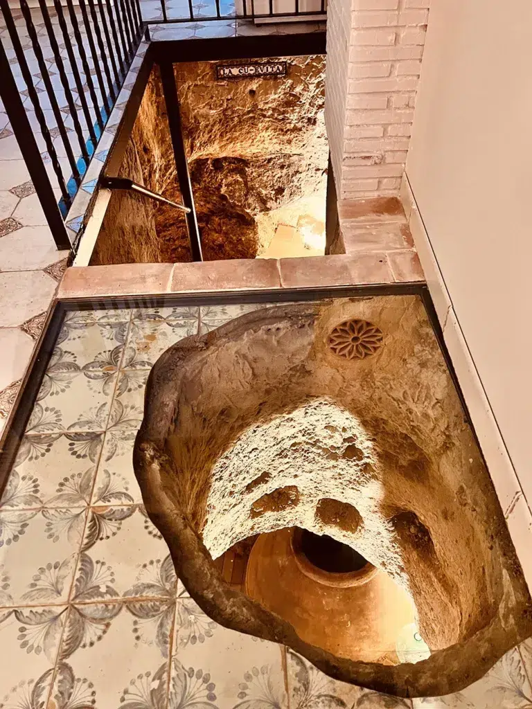 Acceso a la cueva de la Villa Valeria Casa Cueva 1748, en Requena (Valencia).