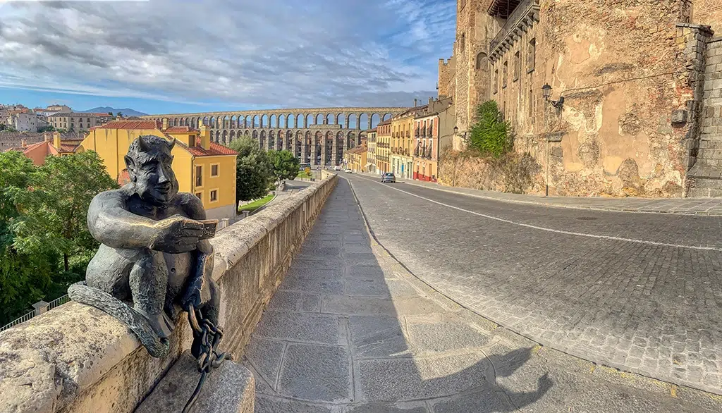 Acueducto de Segovia, con el diablillo en primer término.