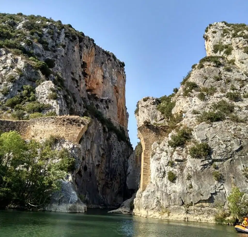 Ruinas del puente del Diablo en la Foz de Lumbier (Navarra).