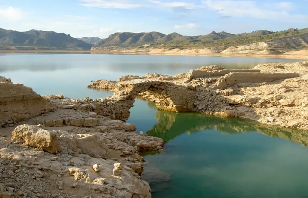 Puente del Diablo en el embalse del Cenajo (Albacete).