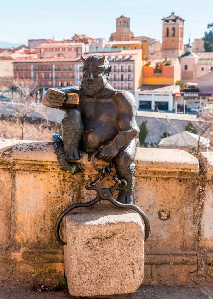 El diablillo de Segovia, que sostiene la última piedra del puente, la que quedó sin poner según la leyenda.