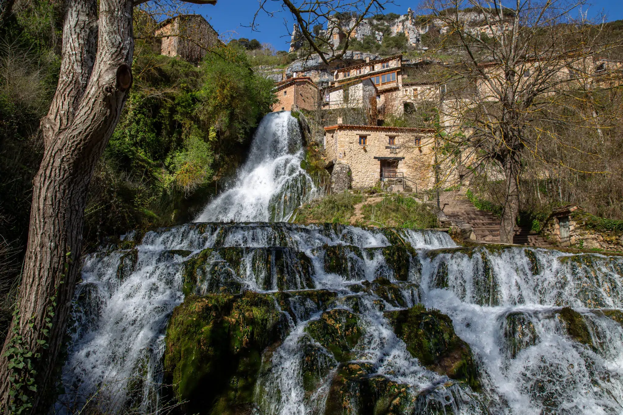 Vistas de Orbaneja del Castillo y de El molino de la cascada, Burgos.