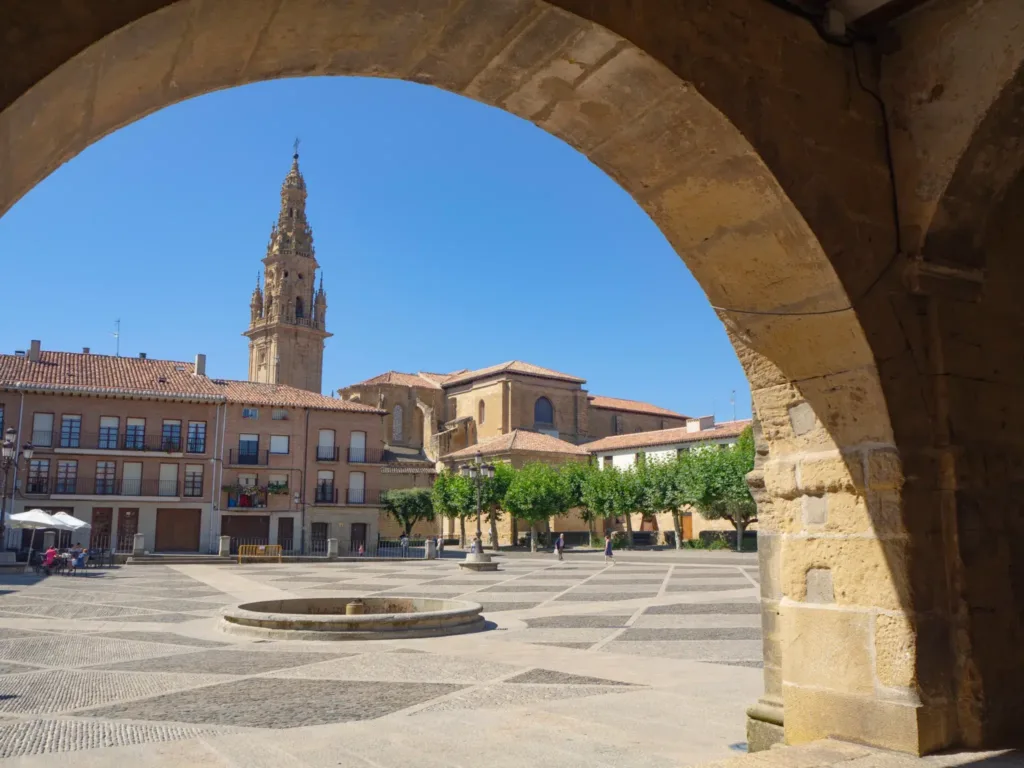 Vistas de la catedral desde de la plaza del Ayuntamiento de Santo Domingo de la Calzada. Por acaballero67