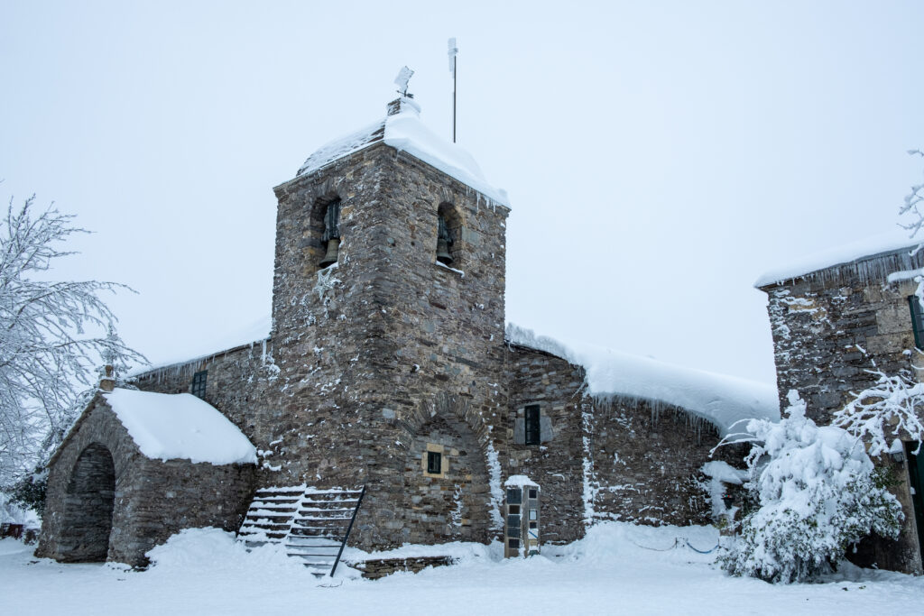 Iglesia de Santa María del Real, donde está el Santo Grial de O Cebreiro, Lugo. Por iago