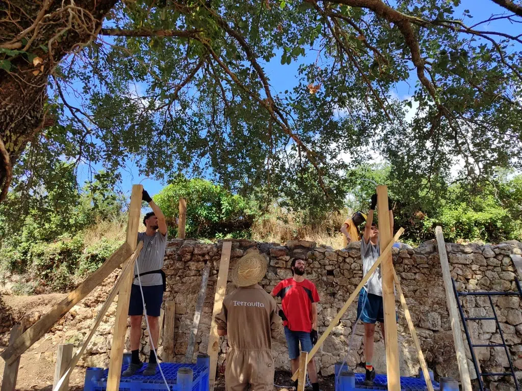 Trabajo colectivo para la rehabilitación del caserón de Las Merindades que albergará la Escuela de los Pueblos