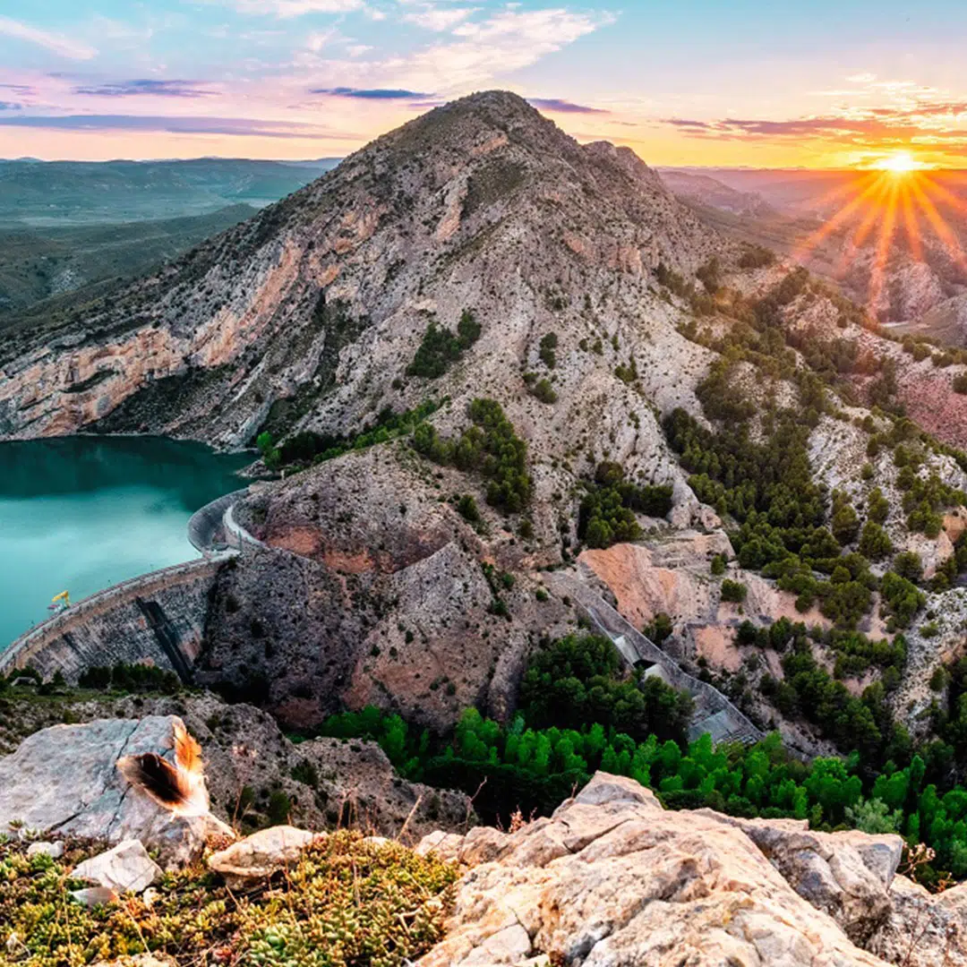 Vista del cabezo Malvín, en Oliete (Teruel) en un atardecer de primavera