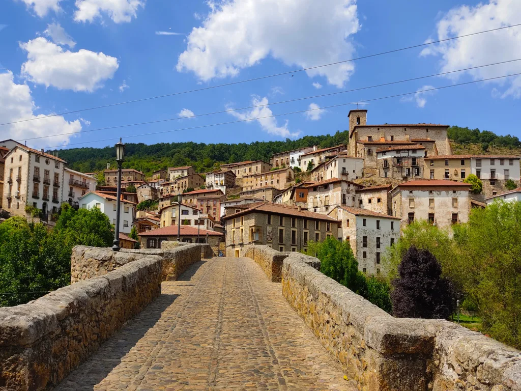 Villoslada de Cameros desde el puente medieval (La Rioja). Por Miky Munilla.