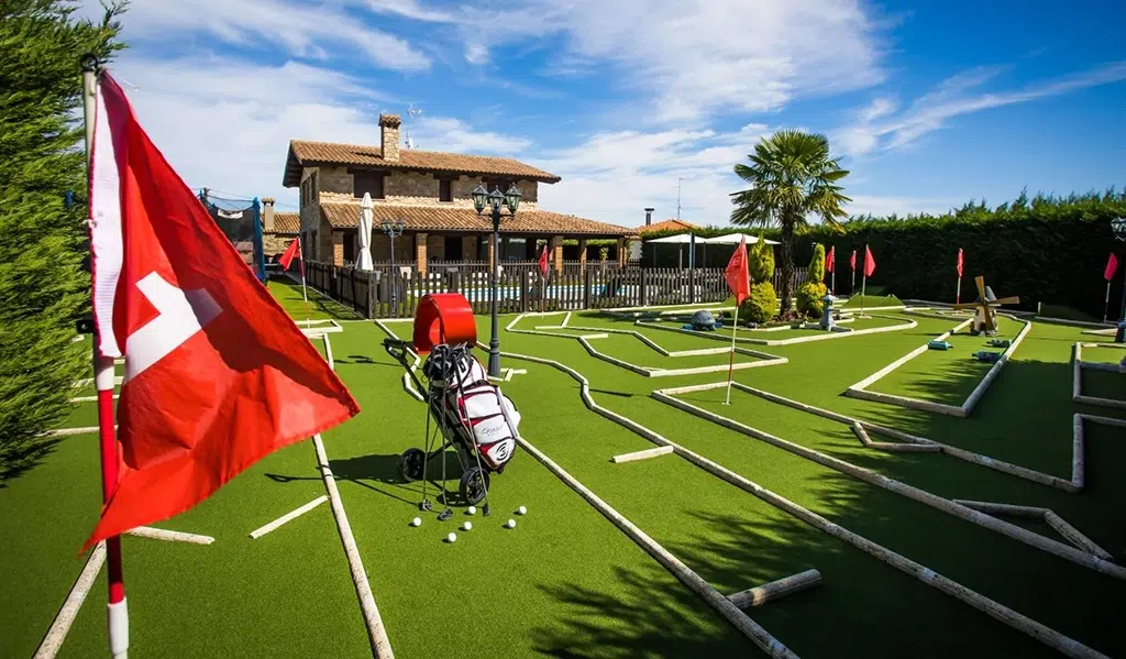 Casas rurales con minigolf: ¡practica tu putt!