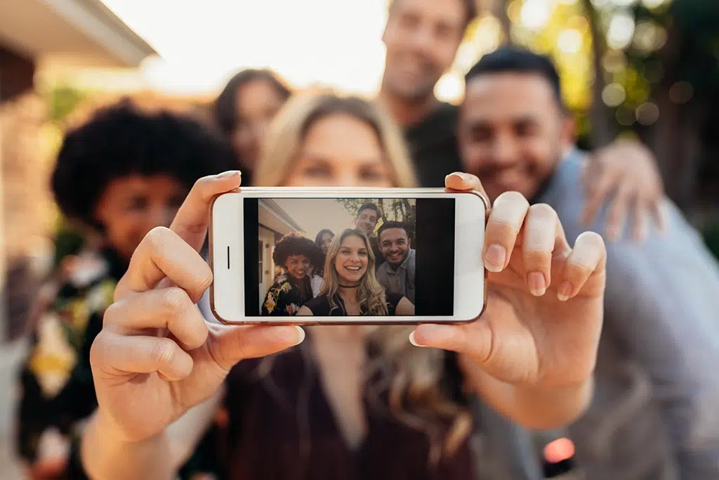 Un grupo de amigos tomándose un selfie.