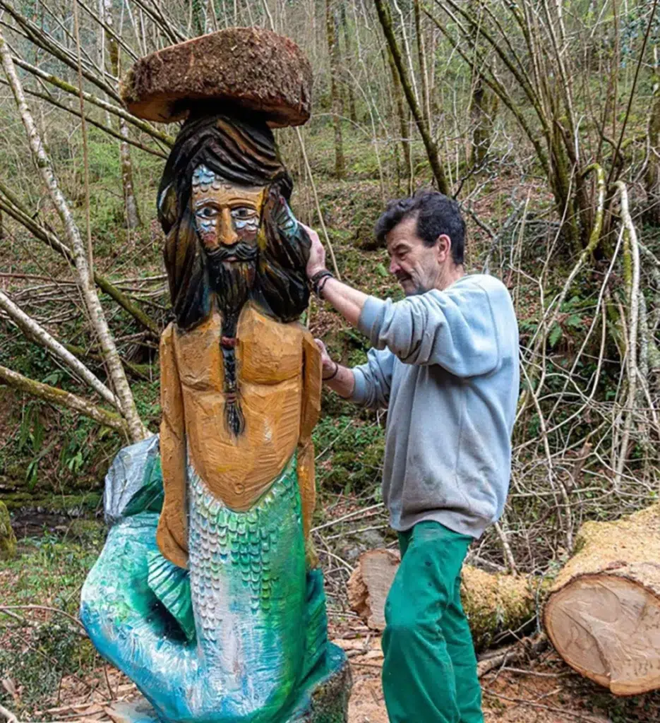 Terio Lombilla, trabajando en una de las figuras de la senda mitológica del monte Tejas (Cantabria).