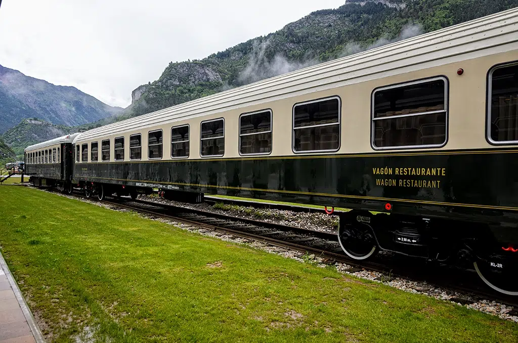 El Canfranc Express (Canfranc Estación, Huesca) da servicio en una antiguo vagón de tren restaurado.