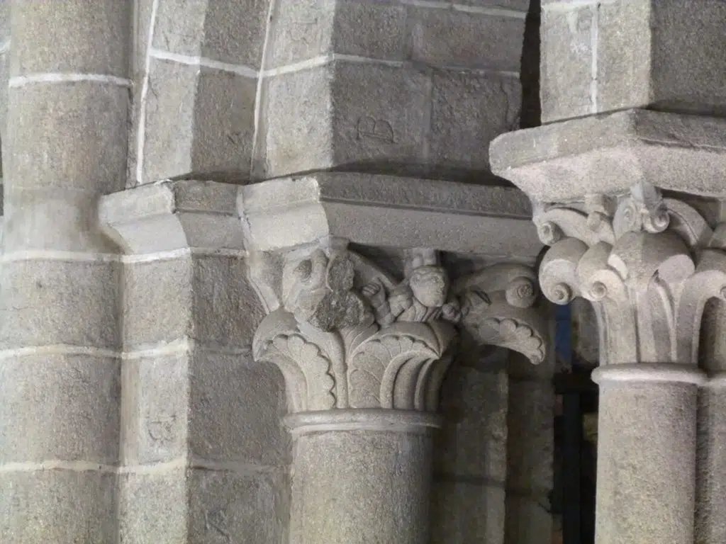 El primer selfie de la historia: autorretrato en piedra de un maestro albañil en la catedral de Santiago.