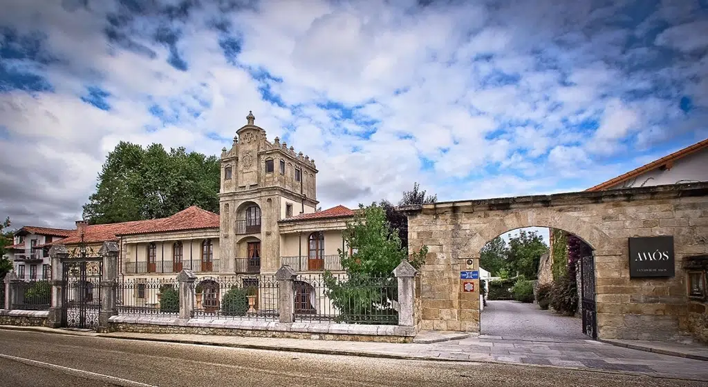 Pueblos pequeños con estrella Michelín: el Cenador de Amós, en Villaverde de Pontones (Cantabria).