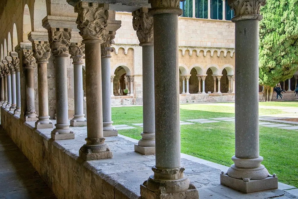 Claustro románico del monasterio de Sant Cugat del Vallès (Barcelona), donde podemos encontrar el primer selfie de la historia.